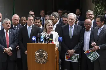 O ministro da Justiça e Segurança Pública, Ricardo Lewandowski, e a ministra-chefe da Secretaria de Relações Institucionais, Gleisi Hoffmann, durante pronunciamento após apresentação da nova versão da proposta de emenda à Constituição da Segurança Pública. Foto: Marcelo Camargo/Agência Brasil