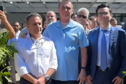 Bolsonaro na frente do Hospital DF Star, neste domingo (4), após receber alta.Reprodução/Facebook (@jairmessias.bolsonaro)
