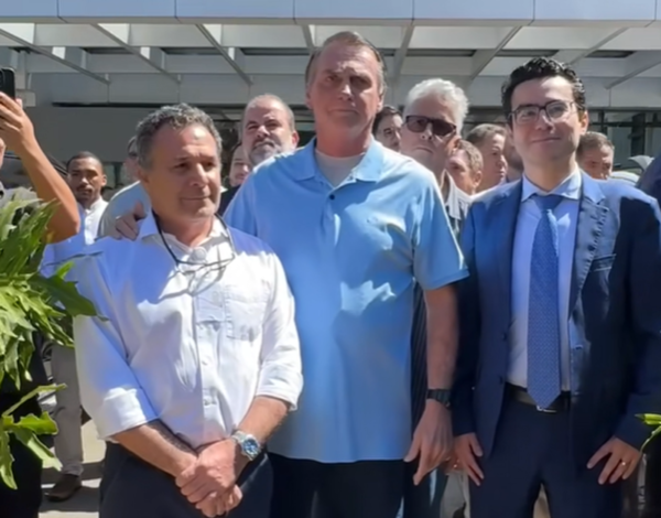 Bolsonaro na frente do Hospital DF Star, neste domingo (4), após receber alta.Reprodução/Facebook (@jairmessias.bolsonaro)