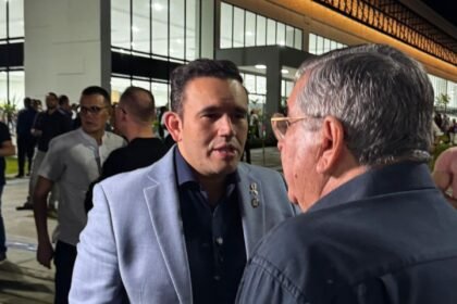 Roberto Paulino (secretário chefe de governo) e Jhony Bezerra (PB Saúde)