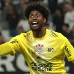 Hugo Souza pega pênalti , Gabriel Paulista e Matheus Bidu marcam e o Corinthians vence pelo placar de 2 a 0, na Neo Química Arena.