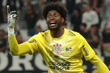 Hugo Souza pega pênalti , Gabriel Paulista e Matheus Bidu marcam e o Corinthians vence pelo placar de 2 a 0, na Neo Química Arena.