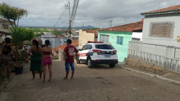 A polícia chegou ao local por volta das 7h00 da manhã e encontrou a mulher morta