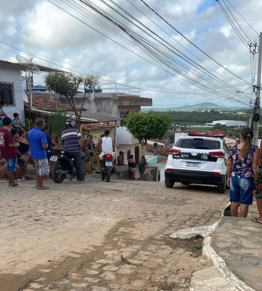 A mulher foi encontrada morta com vários golpes de faca; o companheiro é o suspeito