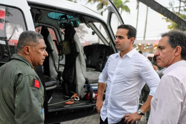 Lucas Ribeiro entrega helicóptero a Campina Grande