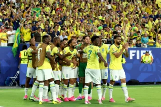 Com uma atuação coletiva brilhante, Brasil confirma favoritismo, faz três na Escócia e passa em 1º Divulgação FIFA