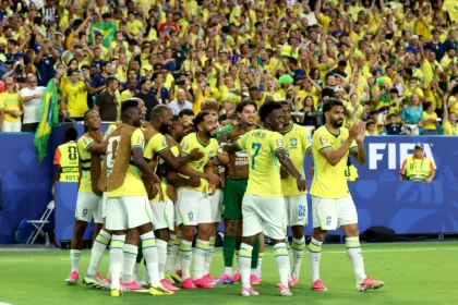 Com uma atuação coletiva brilhante, Brasil confirma favoritismo, faz três na Escócia e passa em 1º Divulgação FIFA